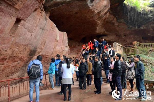 参加“2015外媒看江西”的中外记者来到赣州通天岩采风