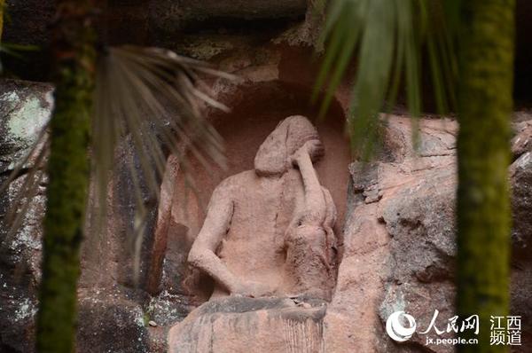 通天岩有江西最大的石龛造像群，共有石龛279座，石刻造像359尊。