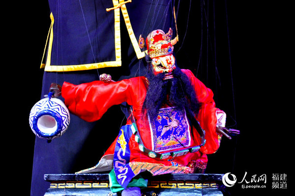 提线木偶表演出神入化。  吴隆重 摄