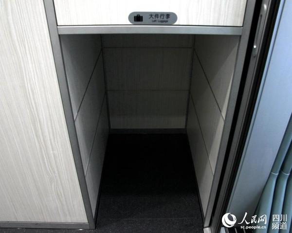 车厢内的大件行李储存处，便民细节随处可见。（朱虹 摄）