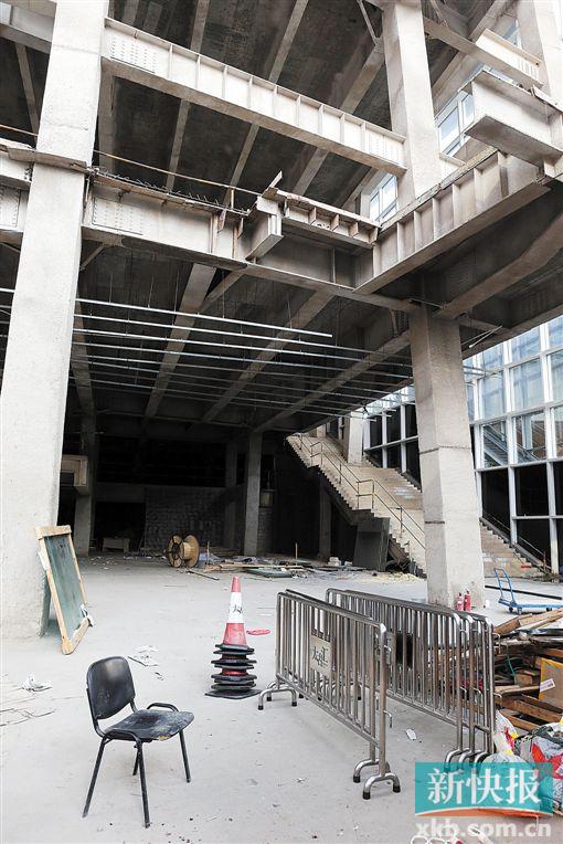 ■太古汇西北侧的这栋大楼已完成主体和外墙装修工程,内部大部分属于毛胚房的状况。