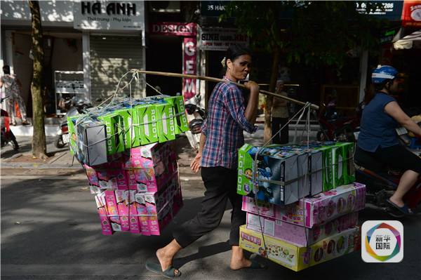 　　来自外省的劳动者在河内街头运货物，摄于2015年9月23日。（图片来源：新华/法新）