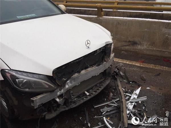 “大奔”的前保险杠被撞掉。张明昊 摄