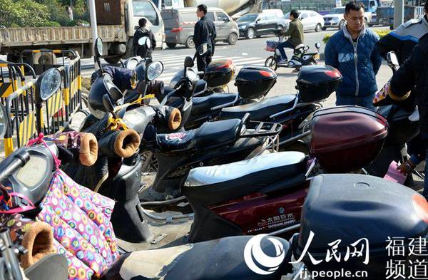 一个路口不到半小时就有十多辆超标电动自行车被扣。李挺摄