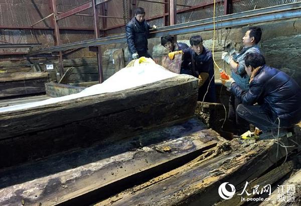 南昌西汉大墓考古发掘现场，考古人员正在拆卸主棺椁板。