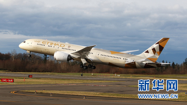 正在起飞的阿提哈德航空“波音787-9梦想”客机。新华社发（阿提哈德航空供图）