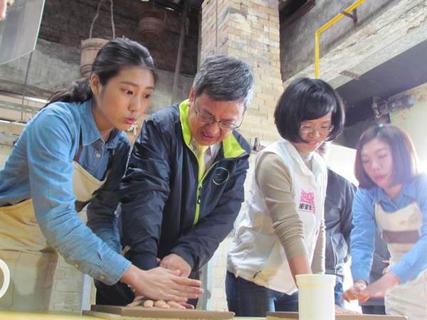 民进党台湾地区副领导人候选人陈建仁18日前往莺歌新旺集瓷参访，留下手印纪念。（叶德正摄）图片来源：台湾《中时电子报》