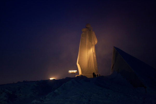 矗立在冰雪中纪念卫国战争中阵亡将士的纪念碑(网页截图)