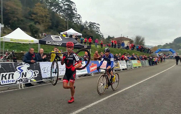 当埃斯特班的赛车车胎在终点线附近被扎爆时，他依然扛着自行车冲向终点，纳瓦罗紧随其后并未超越他。（网页截图）