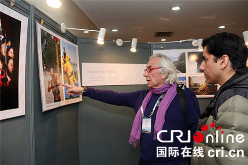 外国友人参观摄影展 摄影:杨宾