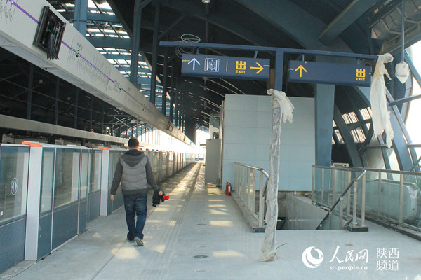 乘客从两侧进入站台 和冰摄