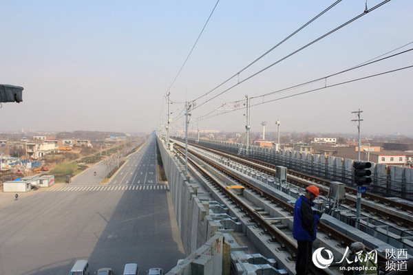 国际港务区站台视角，港务区站是三号线7座高架站之一，通车后乘客将可以尽情感受一路风光 和冰摄