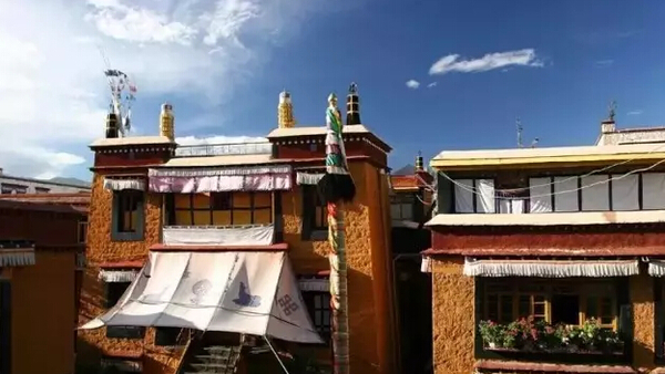 　　2月，在拉萨过三节