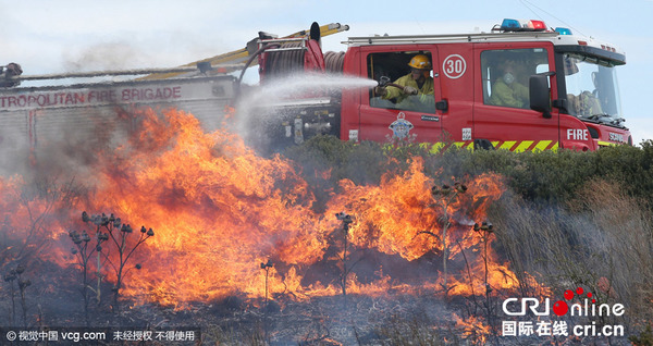 当地时间2015年12月19日,澳大利亚墨尔本,澳大利亚东南部受高温大风影响发生多起火灾,大片草原、林地及大量房屋被损毁,目前灭火工作正在进行中。图片来源:Reuters/视觉中国
