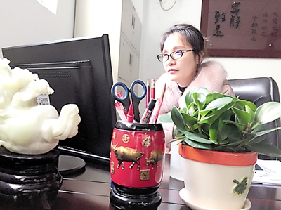 常新正在公司办公。