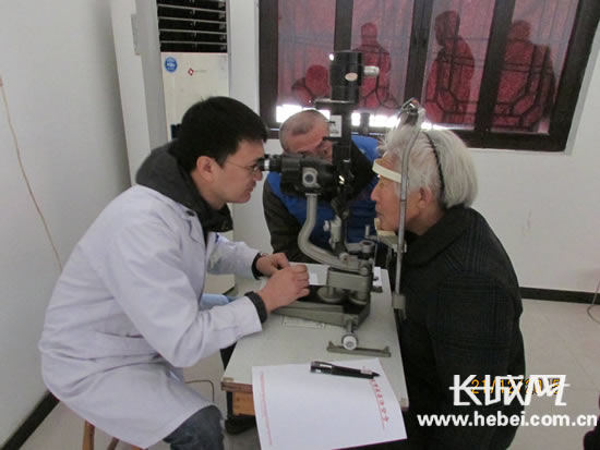 省四院眼科专家帮老人检查眼部疾病。