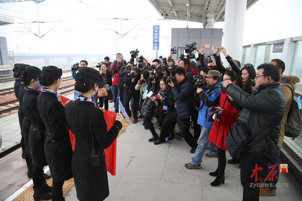 见到美女乘务员,摄影师们都疯了。