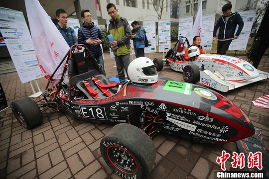 参观者被展出的东南大学力魔车队的纯电动赛车吸引。泱波　摄