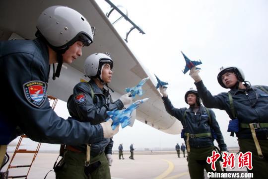 地面苦练。 乔天富 摄