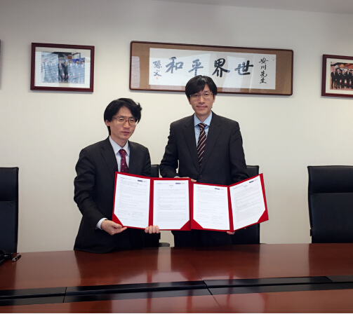 恩耐激光技术(上海)有限公司总经理陈峻弘先生(右)与安川电机(中国)有限公司机器人事业部西川清吾先生(左)签署战略备忘录