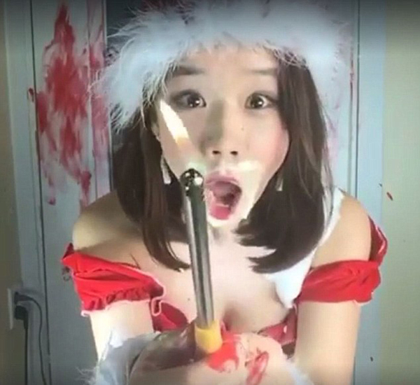 有评论称Showry这段视频是在讽刺一些网络美食视频中频频显露的色情元素。（网页截图）