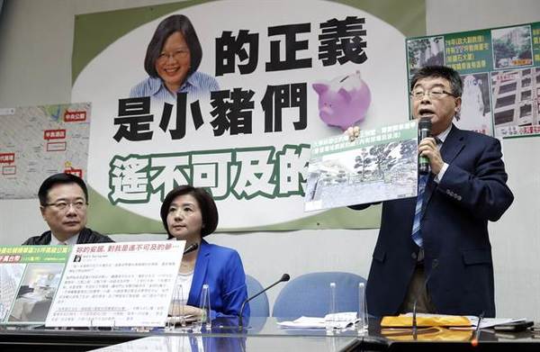 前“立委”邱毅(右)、“立委”蔡正元(左)22日在国民党团举行“蔡英文的正义是小猪们遥不可及的梦”记者会。(姚志平摄)图片来源:台湾《中时电子报》