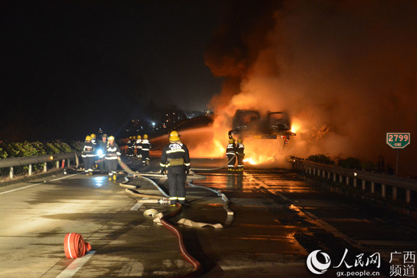 高清:广西高速上挂车起火19辆奥迪新车烧毁 仅