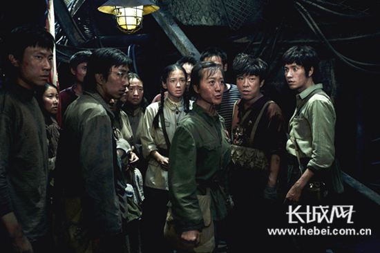 魏小欢《寻龙诀》饰知青班长带领baby黄渤陈坤破四旧。新亚洲娱乐供图