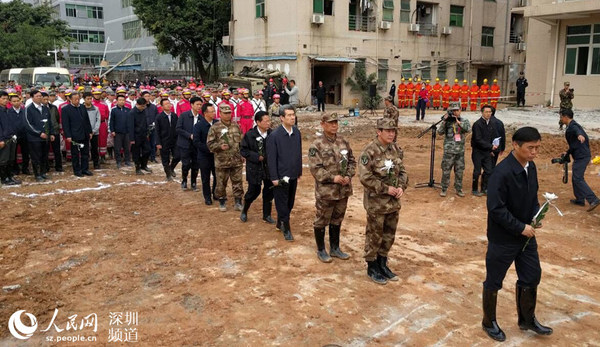 参加悼念人员依次向遇难者献上白菊花。（王星 摄）