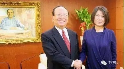 孔东梅与蒋介石之孙蒋孝严合影。