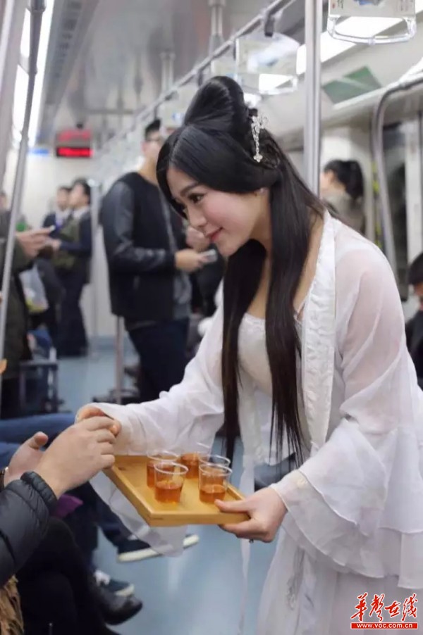 图为网传汉服美女在长沙地铁二号线上给乘客送热茶（网络截图）