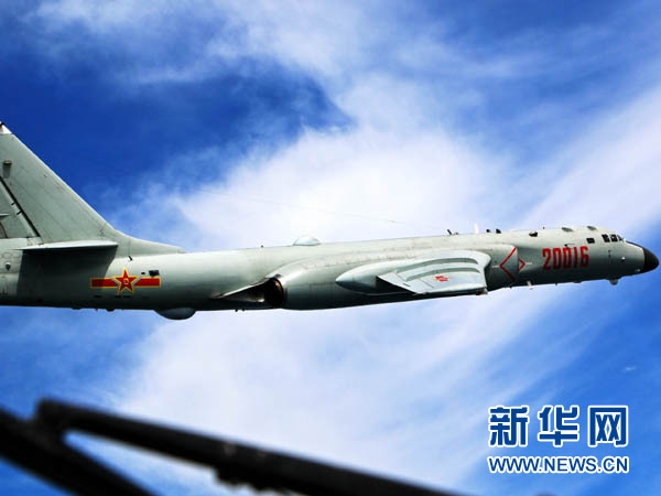 　　11月27日，中国空军轰-6K等多型飞机飞越宫古海峡赴西太平洋远海训练。李平摄