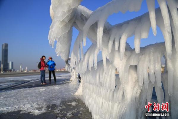  大连海岸 现冰挂 奇观 |冷空气|阵风_凤凰资讯