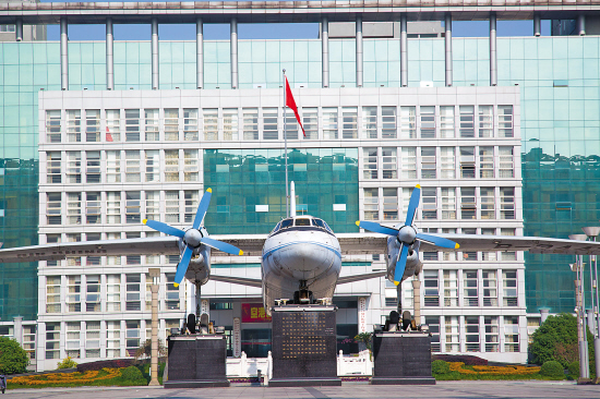　　昨天，一幅“运七”客机霸气地停在政府大楼前的图片引发热议。网友表示，厉害的政府大楼见过不少，但大楼前建“飞机场”的还是第一次。