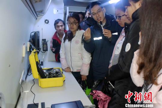 公众参观广西环境应急监测车。　蒋雪林　摄