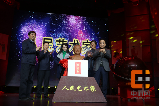 领导嘉宾为艺术家塑像揭幕