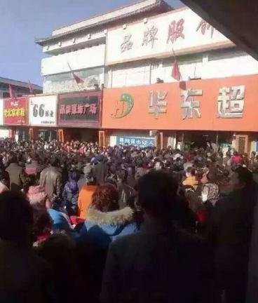 涉事超市被人群围堵。网络图片