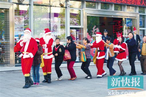 ■客户被欢快的圣诞舞蹈感染了,一起舞动起来。
