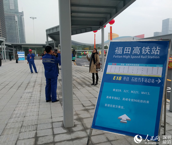 从地面到福田站换乘大厅，可实现出租车、公交车、地铁的无缝接驳。（王星 摄）