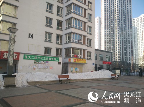 枫蓝国际小区外,悬挂有医大二院社区卫生服务站的路线示意图。