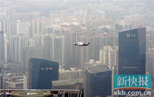 ■直升机飞过珠江新城CBD,即将降落在越秀金融大厦停机坪。