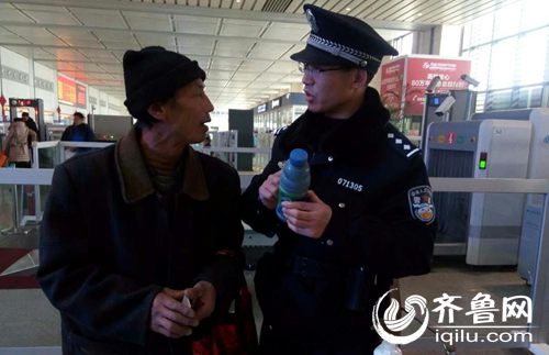 济南西站派出所民警当场查获放在饮料瓶中的油漆。