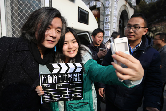 图为张嘉佳（左）与粉丝们合影。中新社记者 泱波 摄