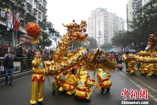 黄桷坪新年艺术节舞龙舞狮巡游。　韩璐　摄