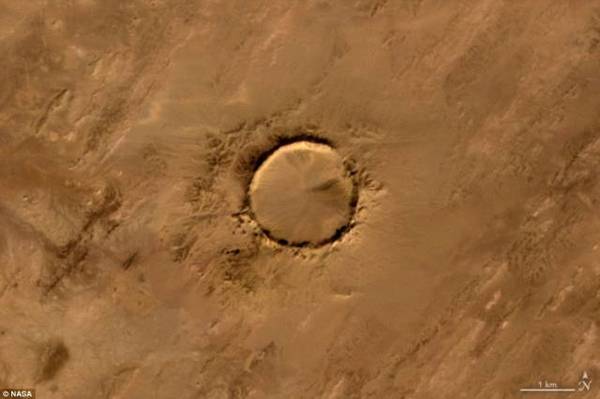 　　O：毛里塔尼亚的腾努莫尔陨石坑，图片为Terra卫星上的先进星载热辐射和反射辐射计捕获↑