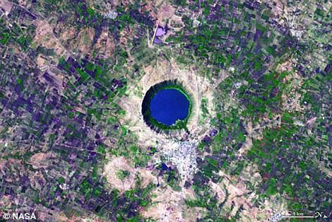 　　Q：印度的洛纳尔火山坑，图片来自Terra卫星上的先进星载热辐射和反射辐射计↑