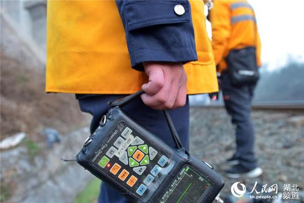 在大家的共同努力下，一天的工作圆满完成，杨玉宝的双手已经冻得通红。