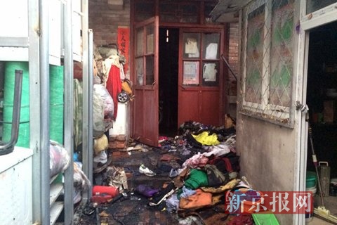 被烧毁的物品。新京报记者 林斐然 摄