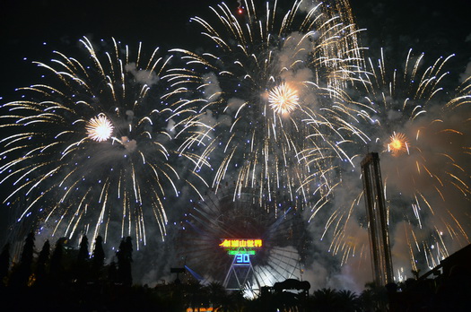 云林观光跨年第二部曲—古坑剑湖山跨年烟火秀1日零时登场，缤纷烟火绚烂，民众惊叹声连连。图片来源：台“中央社”