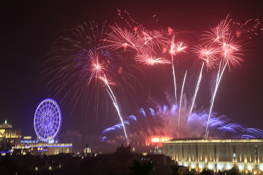 高雄义大世界音乐烟火秀迎新年。图片来源：台“中央社”
